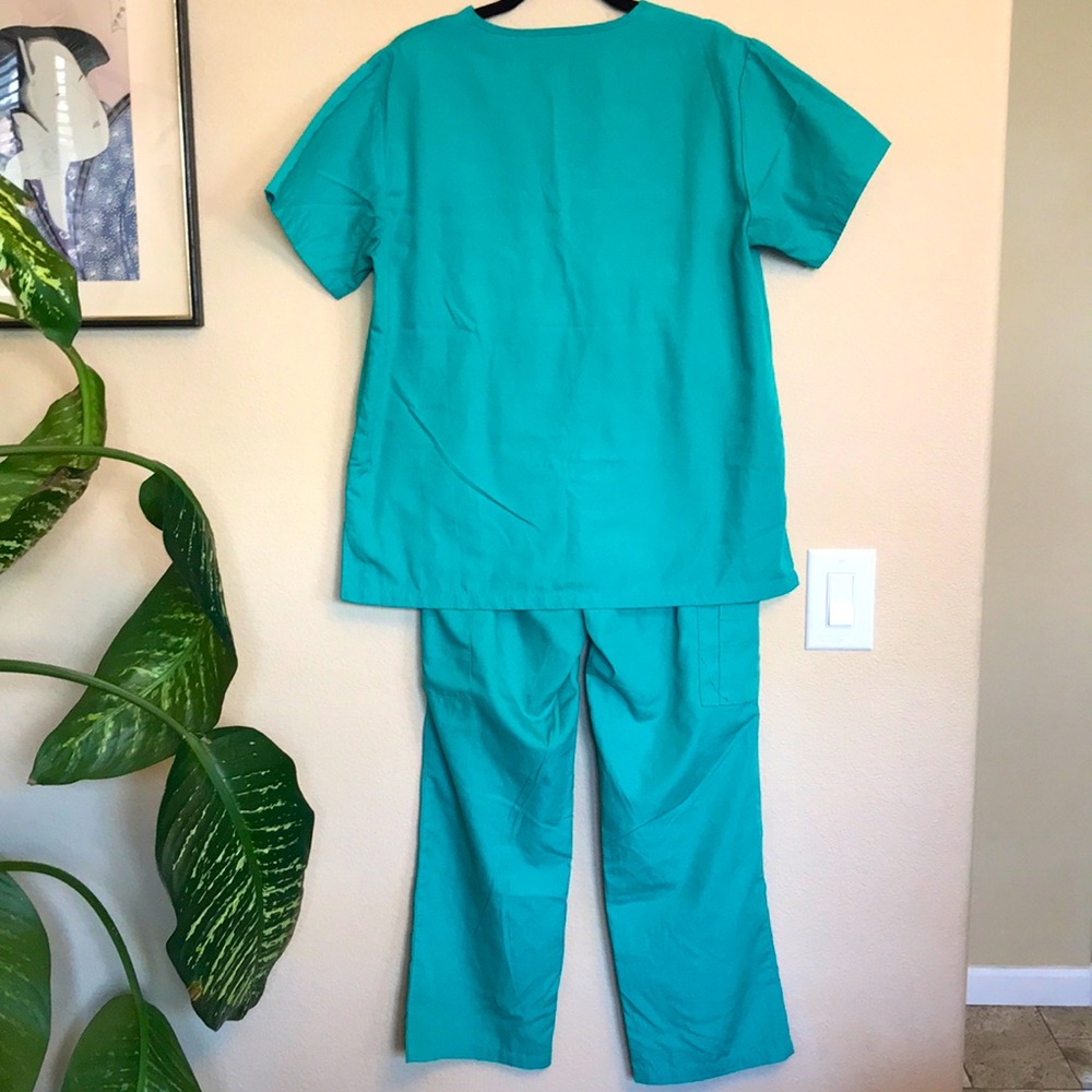 Green scrub set - Picture 11 of 12